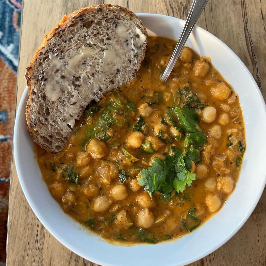 Spicy chickpea curry with tahini and kale