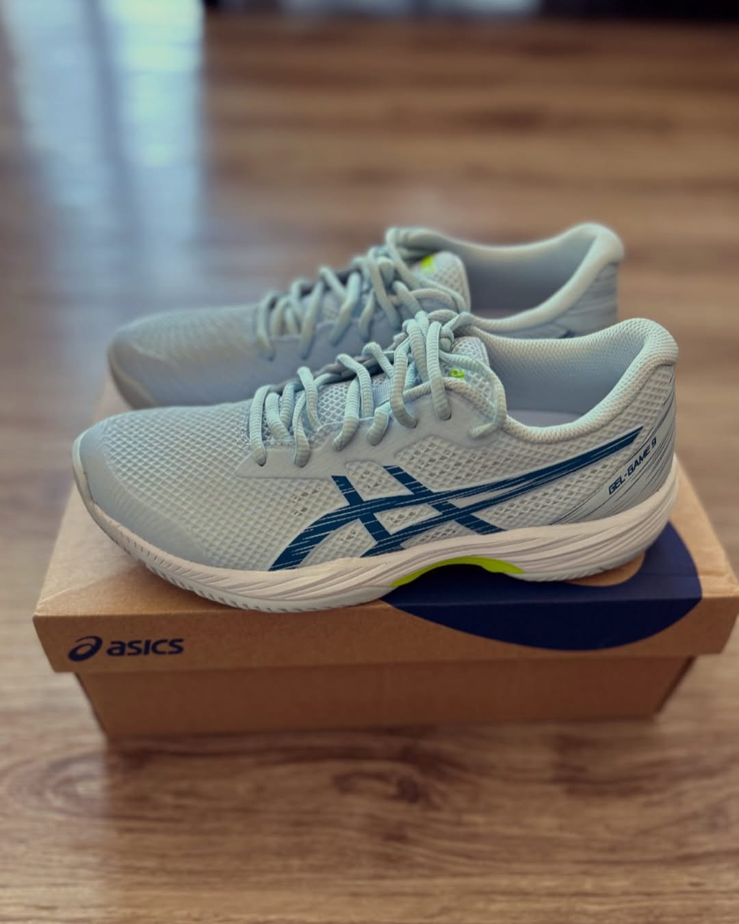 Tennis shoes