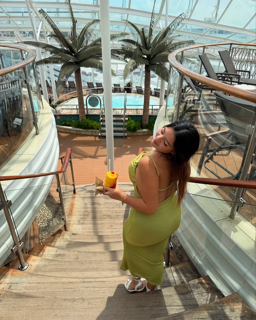 Show all kinds of emotions to give life to photos