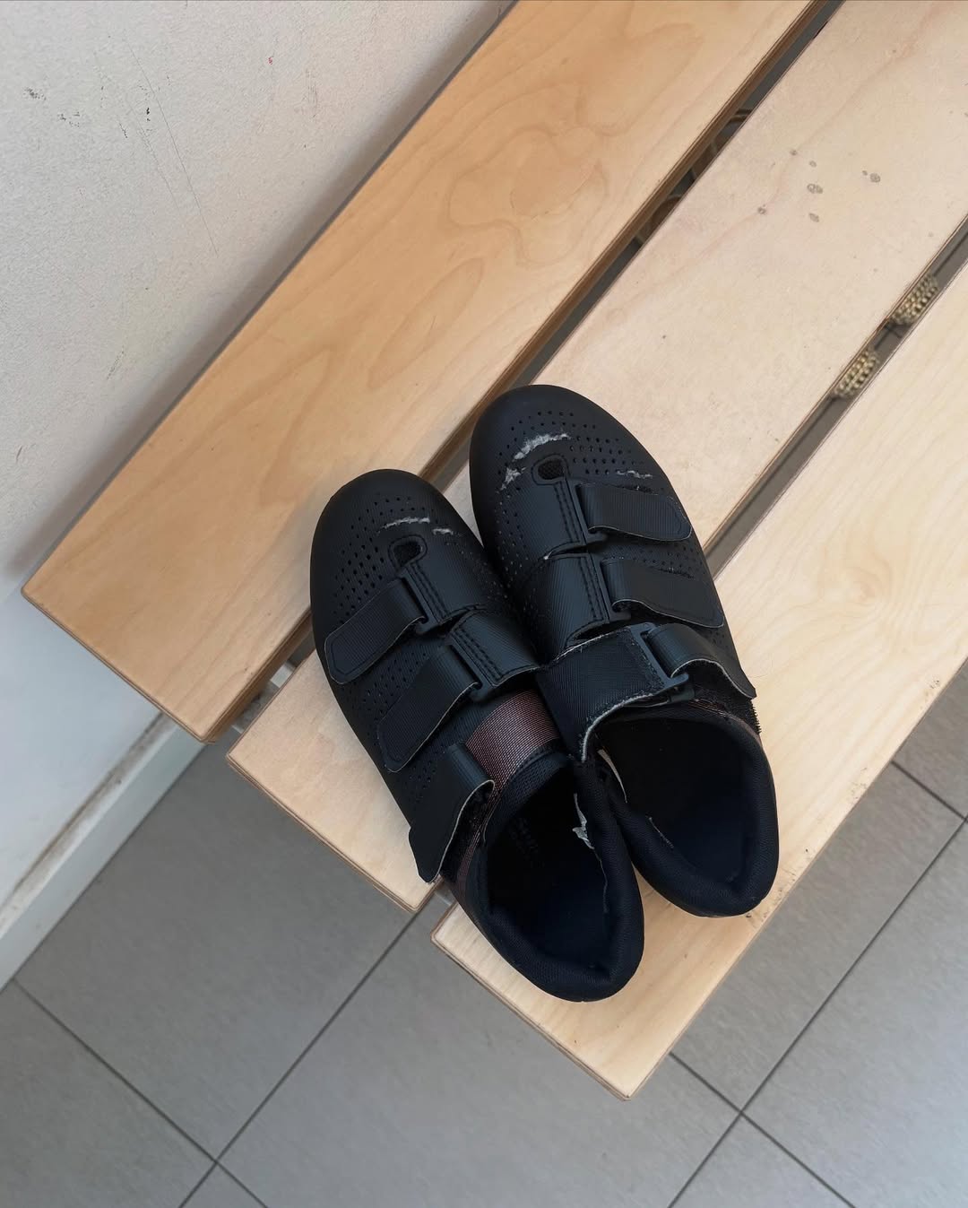 Simple flat footwear