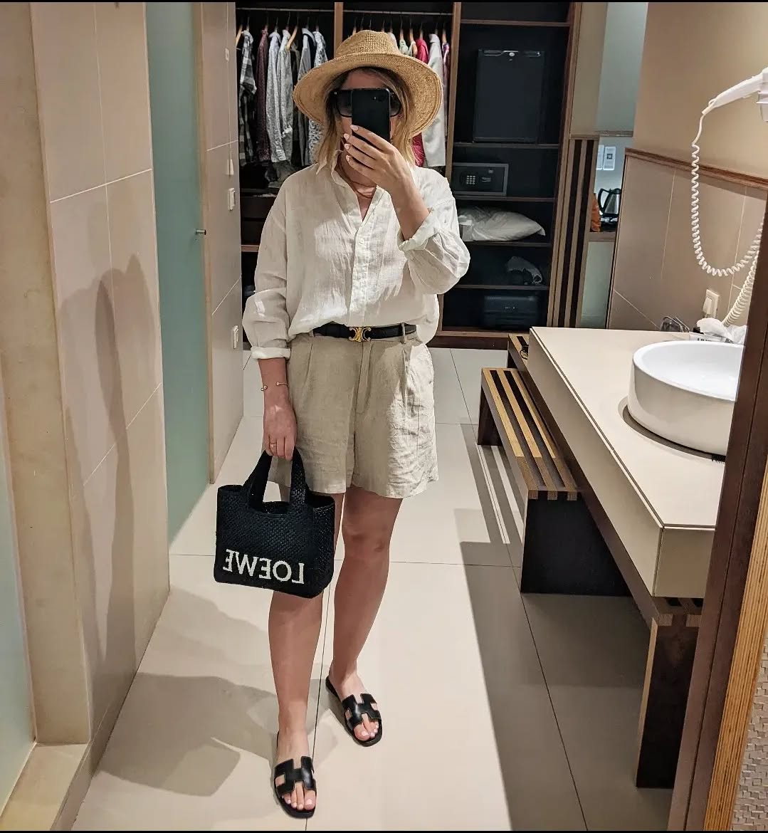 Wide brimmed fat with flat sandals