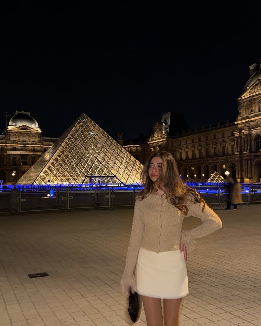 Simple comfortable outfit in front of the Louvre