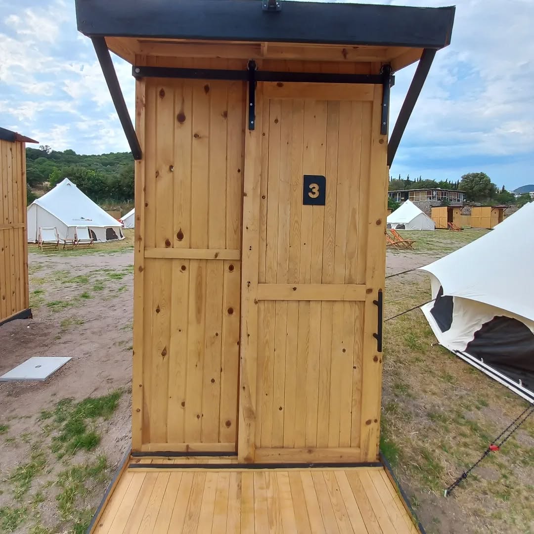 Small bathroom cubicle