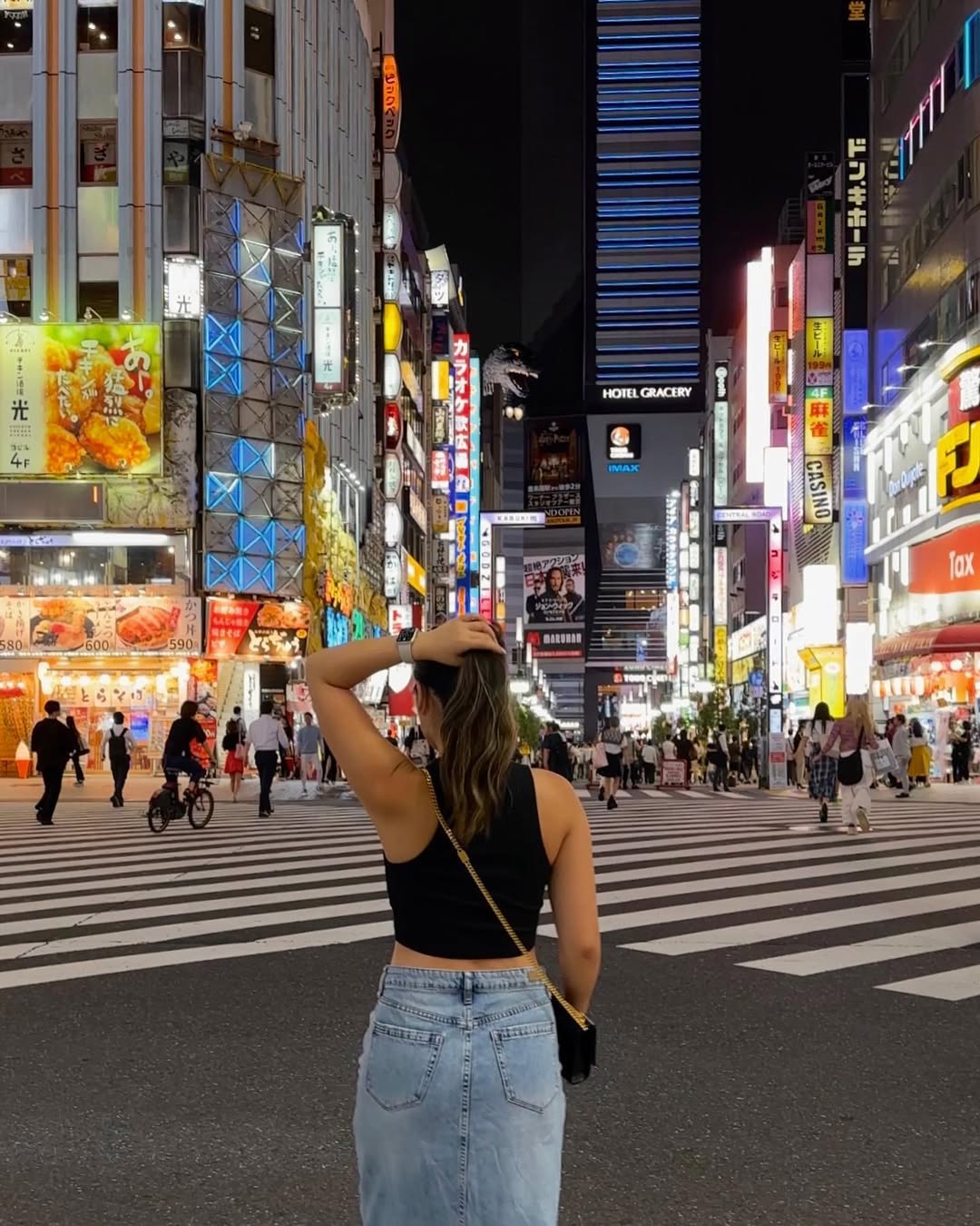 Small bag with crossbody setup is the way to go