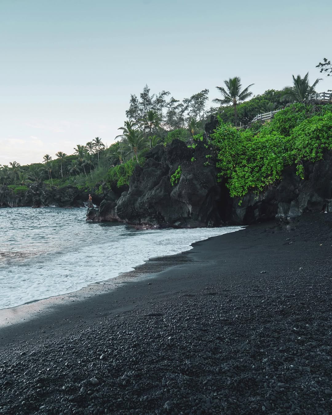 Waianapanapa Black Sand beach